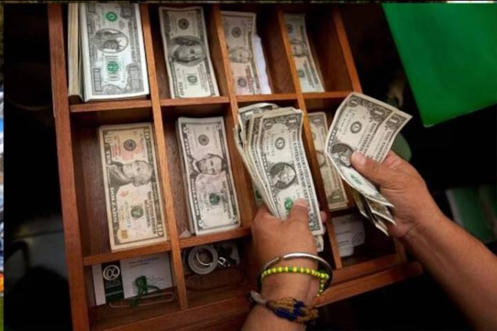 El dólar oficial sube por tercer día seguido y marca tendencia alcista