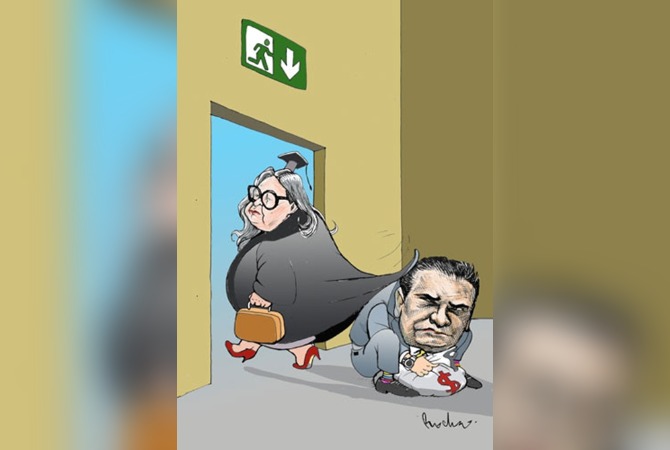 SE LE ACABA EL MANTO