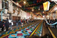 Tapetes de aserrín llenan Huamantla