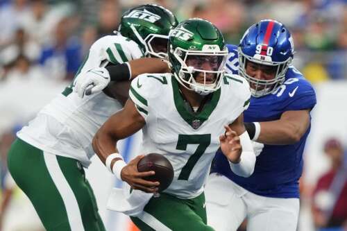 Fields on Jets' passing game: 'We're fine with 8-yard completions' and tiring defenses with runs