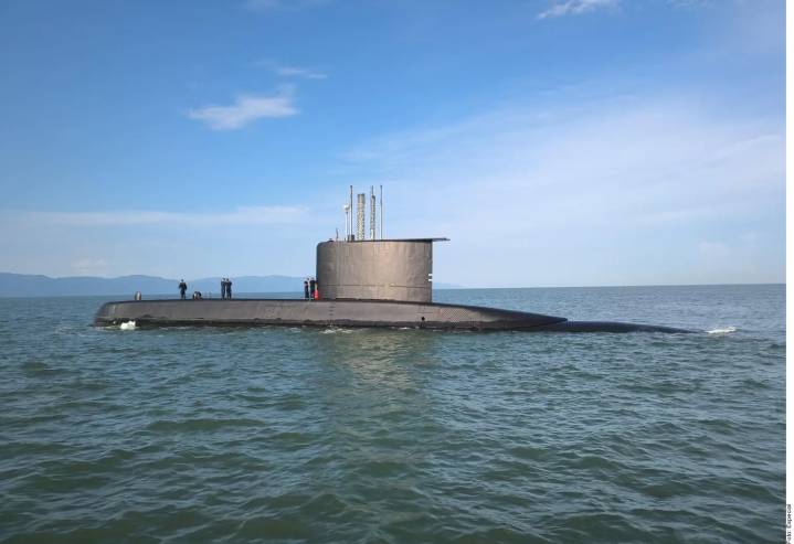 Marina alerta sobre submarino chileno fondeado en aguas de Puerto Vallarta