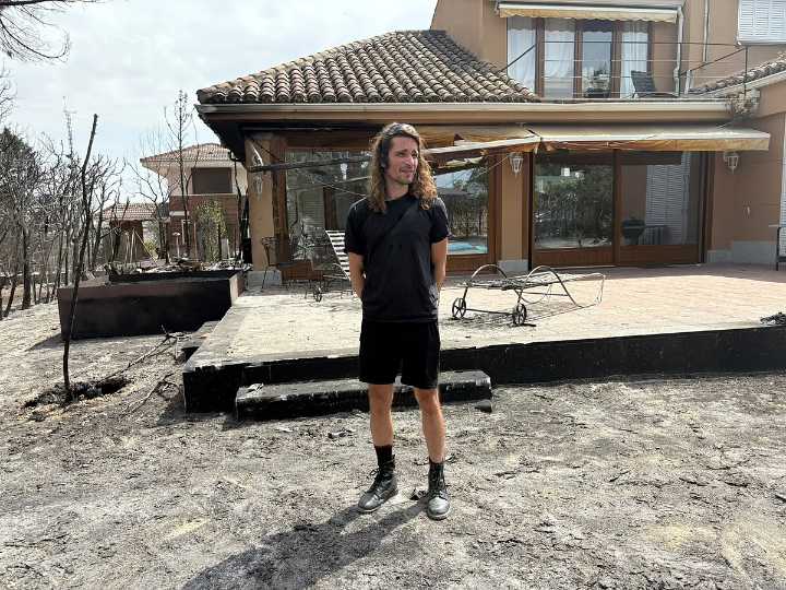 Los vecinos de Tres Cantos regresan a sus casas por primera vez tras el incendio: "Pensé que no sería tan grave, pero no queda ni la puerta"