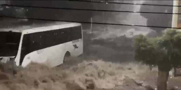 Encuentran a dos personas muertas tras intensas lluvias e inundaciones en Querétaro