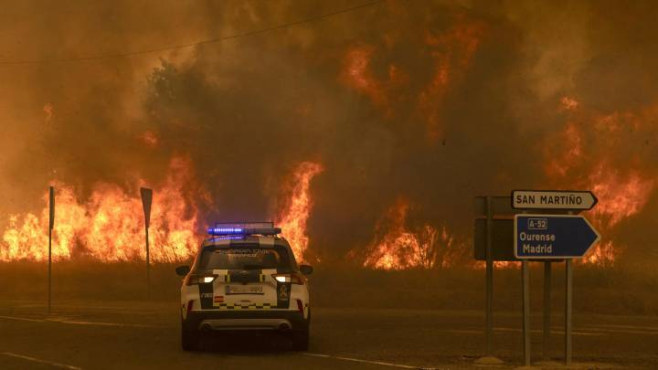 Medio centenar de incendios arrasan sin control más de 120.000 hectáreas en una semana trágica de fuegos en España