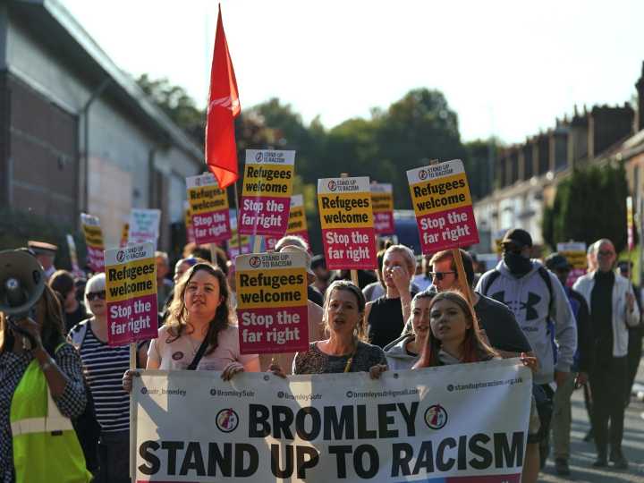 Tensión y odio racial en Gran Bretaña: se inicia una ola de protestas a favor y en contra de los inmigrantes