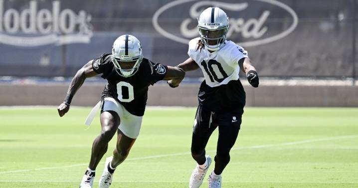 Report: Eagles trade iDL Thomas Booker to Raiders for CB Jakorian Bennett