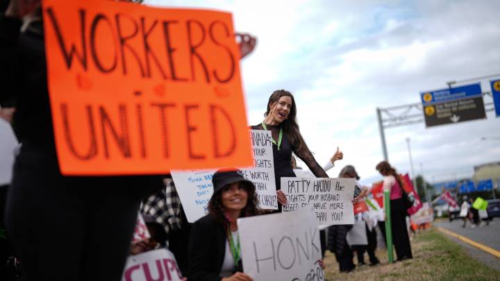 Air Canada and flight attendants union resume talks for the first time since strike began