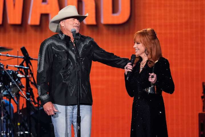 Reba McEntire's fans sending prayers after heartbreaking post
