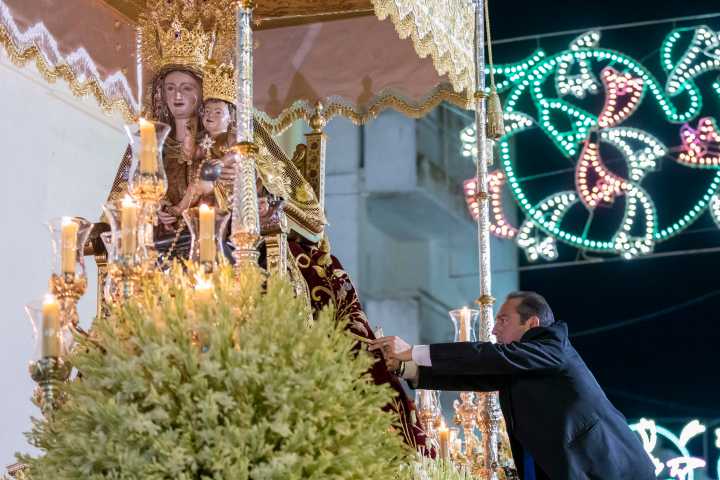 El rito de La Bella y su manto con billetes vuelve a recorrer las calles Lepe (Huelva)
