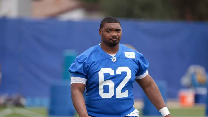 Eagles claim OL Willie Lampkin, re-sign LS Charley Hughlett