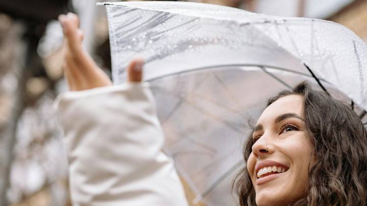 Los 6 remedios naturales más efectivos para acabar con el frizz en el pelo en época de lluvia