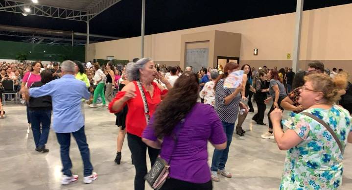 Celebra Ayuntamiento de Hermosillo ‘Día del Abuelo’ con baile gratis de Los Apson