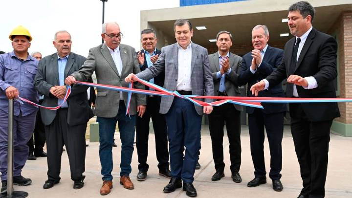 Zamora inauguró un moderno Polideportivo y entregó viviendas sociales en Suncho Corral