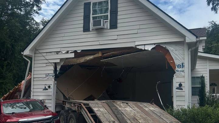 Multi-vehicle accident closes Fort Argyle Road in both directions