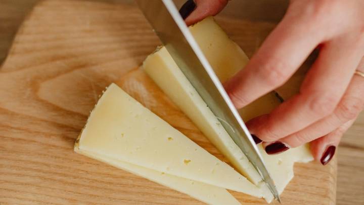 Confirman un brote de listeriosis por el consumo de un queso contaminado