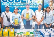 Alcalde Pinedo entregó insumos a campesinos y pequeños productores