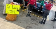 Sin gasolina, pero con trabajo: despachadoras en Tecámac, Edomex lavan autos para sobrevivir