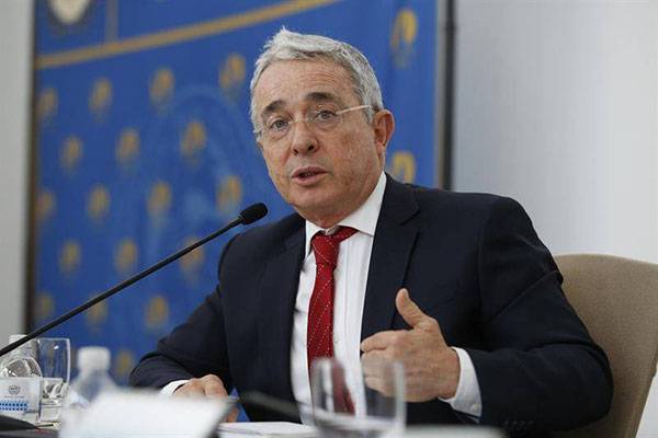 Uribe defiende la hermandad con Perú y propone un dragado en el Amazonas