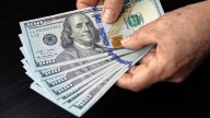 El dólar oficial aceleró su caída y cerró a 1.300 pesos