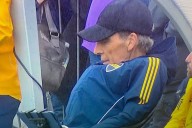 En el banco. La llamativa imagen de Russo que se volvió viral durante el partido de Boca vs. Aldosivi
