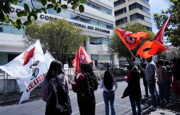 Colectivos de Ecuador realizan plantón contra la Ley de Solidaridad