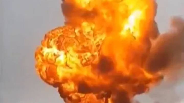 Dramatic moment huge explosion erupts after Israeli airstrike 'on Houthi rebels' near Yemen's presidential palace