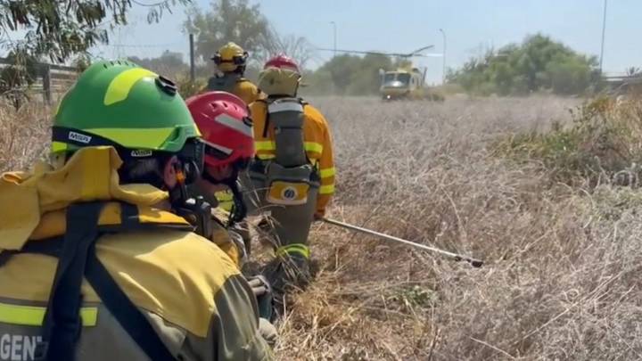 Medios terrestres y aéreos extinguen un incendio en El Palmar