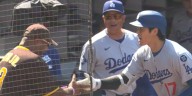 Shohei Ohtani high-fives heckler after homering