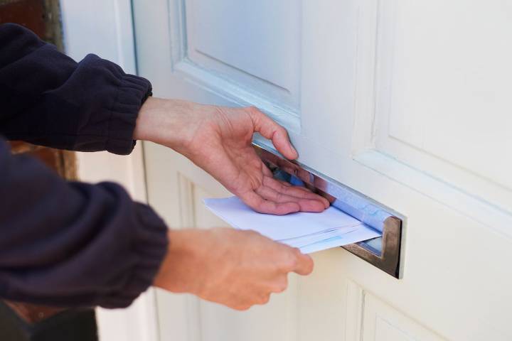 Woman Wants to Write Anonymous Note to Her Neighbor About Dog’s Barking