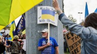 Protestan en Alaska para Expresar Apoyo a Ucrania antes de Cumbre Trump y Putin