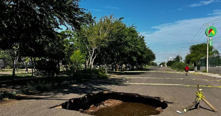 Se forman dos socavones en calle Jalisco y 400