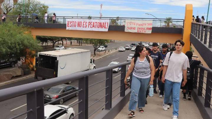 Estudiantes de la Unison protestan contra el puente peatonal de Luis Encinas en Hermosillo