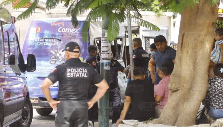 Policía motorizado se estrella contra una combi y deja 13 heridos en Mérida
