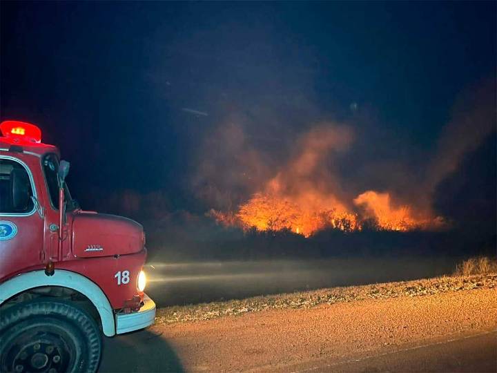 Temor por un voraz incendio en la Ruta 92 cerca de Añatuya