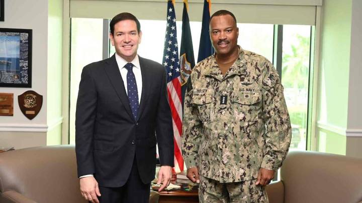 El secretario de Estado Marco Rubio visitó el Comando Sur de EE. UU. donde se coordina el despliegue naval en el Caribe