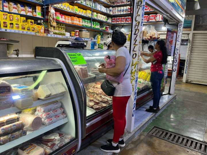 Amas de casa resuelven con queso y mortadela