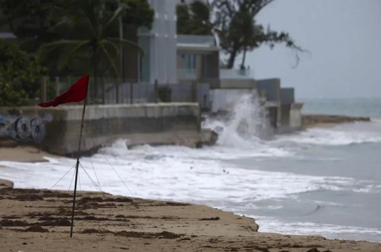 Huracán Erin provoca evacuaciones en islas barrera de Carolina del Norte, EE.UU.