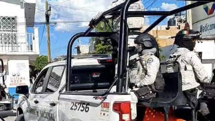 Asesinan a hombre y privan de la libertad a otro en bar de Valle de Santiago