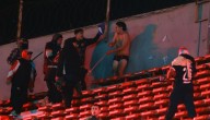 Imágenes sensibles: Hinchas de Independiente agreden y desnudan a fanáticos de la U