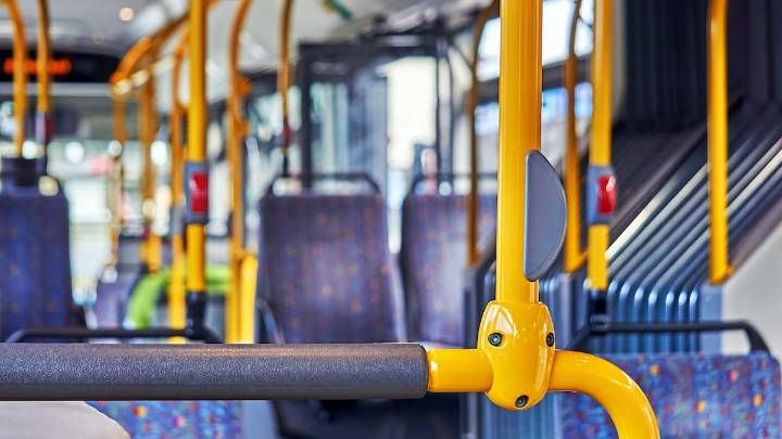Revuelo por una jubilada de 87 años que paga mal un billete de bus y el error le sale 25 veces más caro