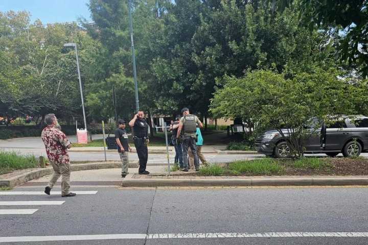 Agentes migratorios detienen a latino frente al tribunal de Buncombe