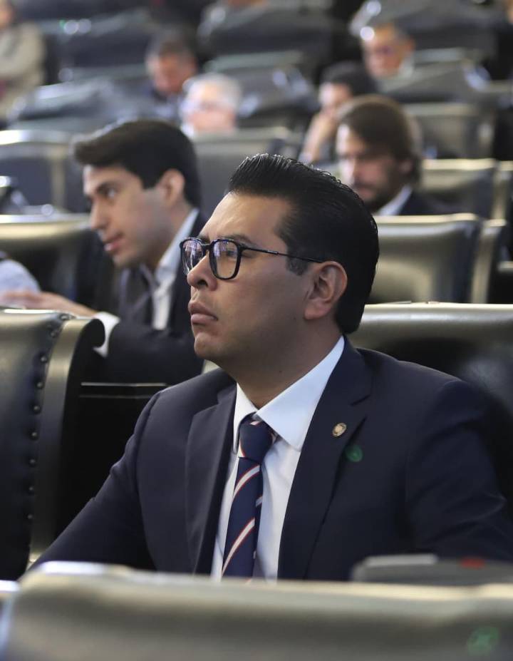 Con renuncia de Néstor Camarillo a su militancia, el PRI en riesgo de perder vicepresidencia en el Senado
