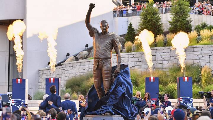 Patriots unveil 17-foot Tom Brady statue before preseason game