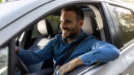 Lleva el codo en la ventanilla del coche, la Guardia Civil le dan el alto y lo que le dicen cambia si le multan o no