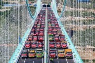 El puente más alto del mundo en Huajiang (China) supera la prueba de carga de 96 camiones y es declarado «seguro»