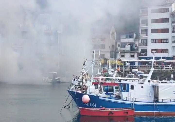 Arde una embarcación en el puerto de Luarca