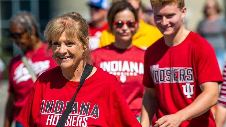 Indiana's bison mascot makes dramatic appearance, flying into Memorial Stadium