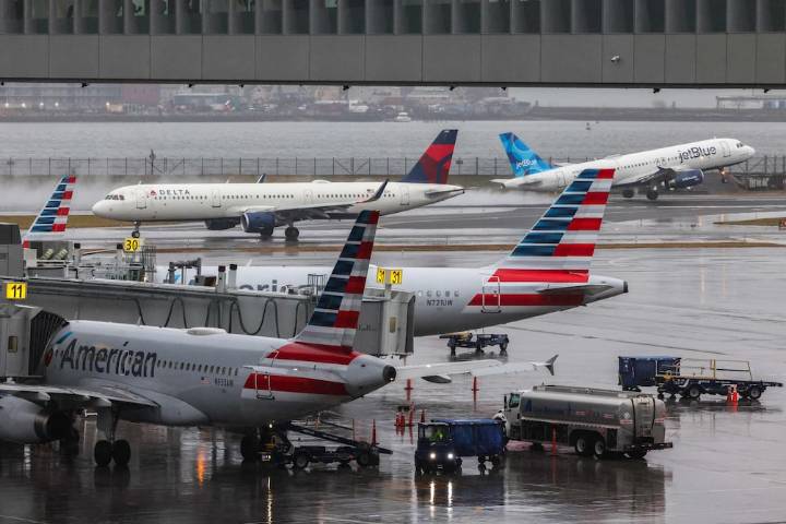 Pasajero llega a tiempo al aeropuerto pero no lo dejan subir al avión en Estados Unidos: “personal del mostrador de facturación estaba comprando donas”