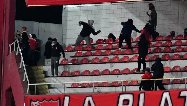 "Recibimos piedras y caca": El relato de hincha de Independiente sobre los incidentes con Universidad de Chile