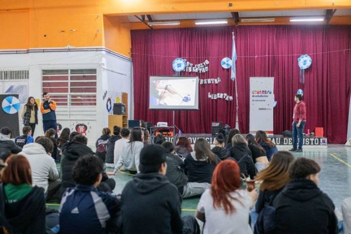 Los estudiantes debaten sobre la escuela que quieren